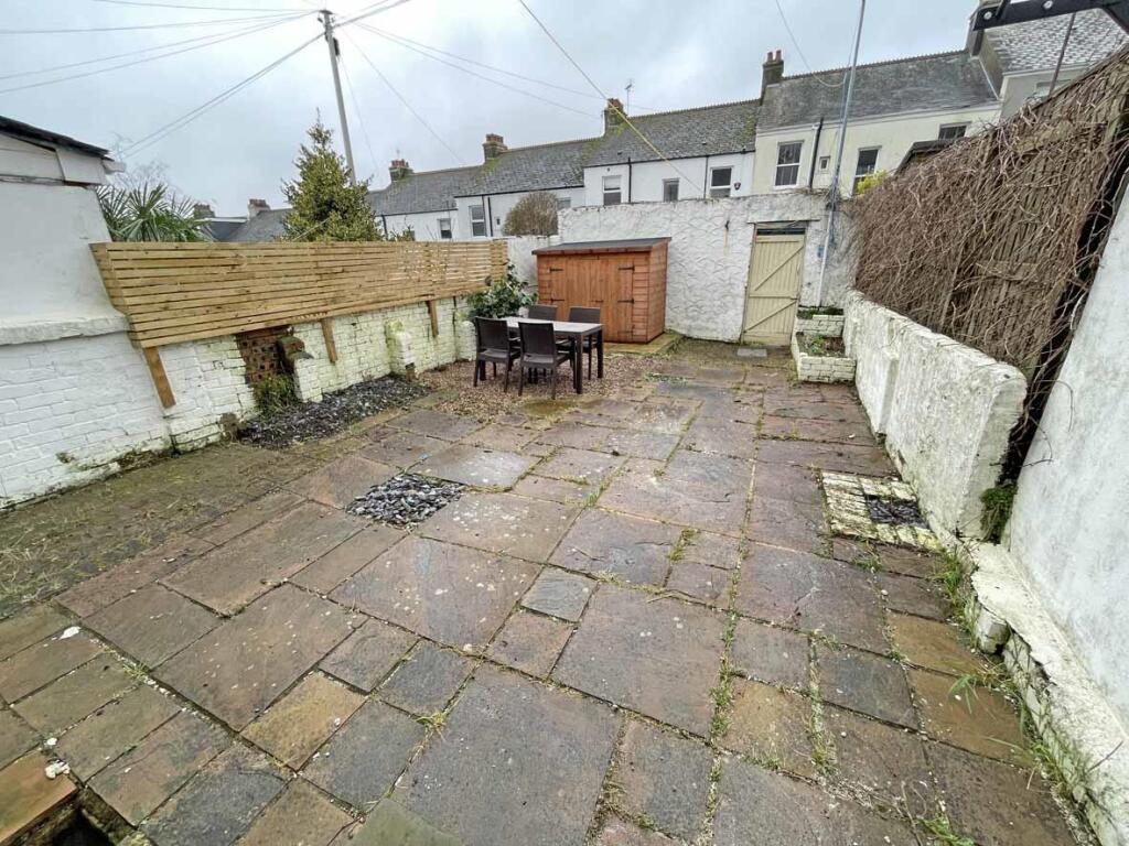 Edgecumbe Park Road 27 Garden.jpg