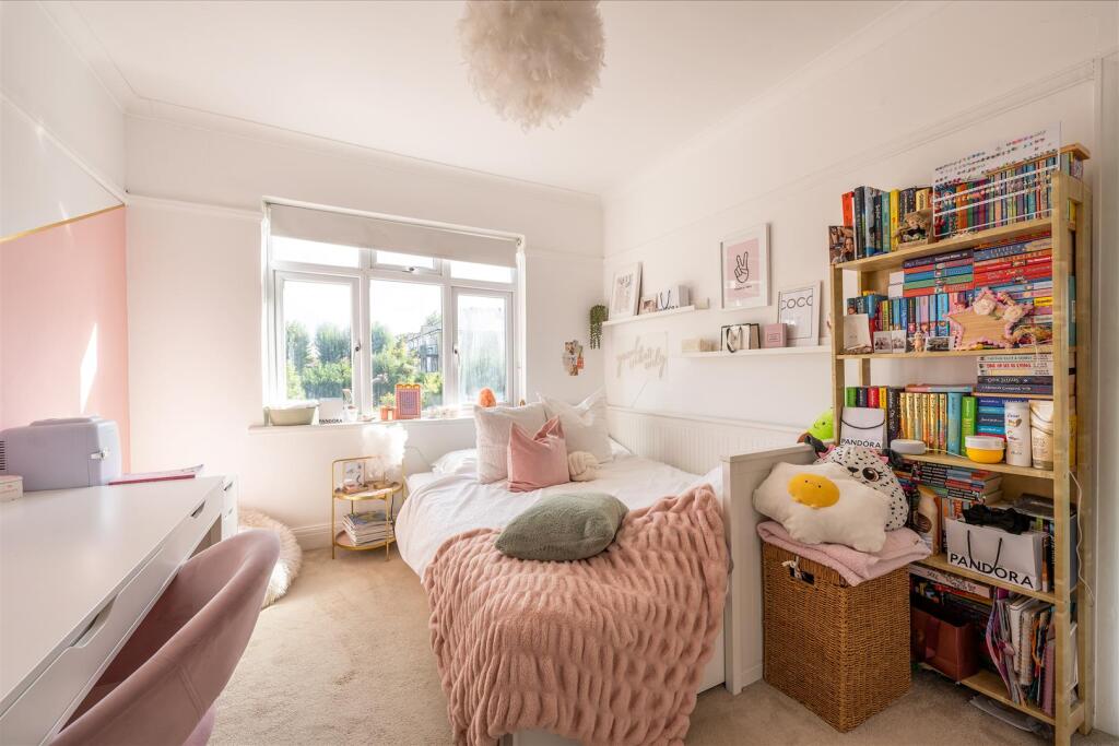 Waverley Avenue, E4