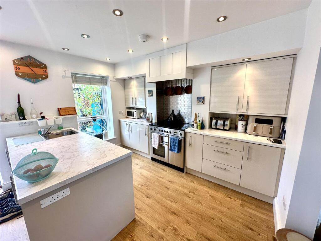 KITCHEN/BREAKFAST ROOM