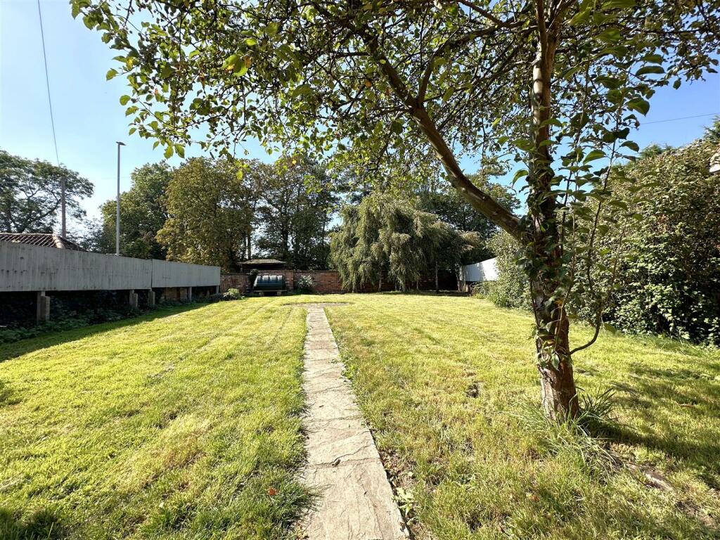 Well-Appointed Rear Garden 338