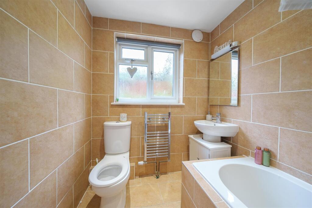 Courtlands Drive - Bathroom.jpg