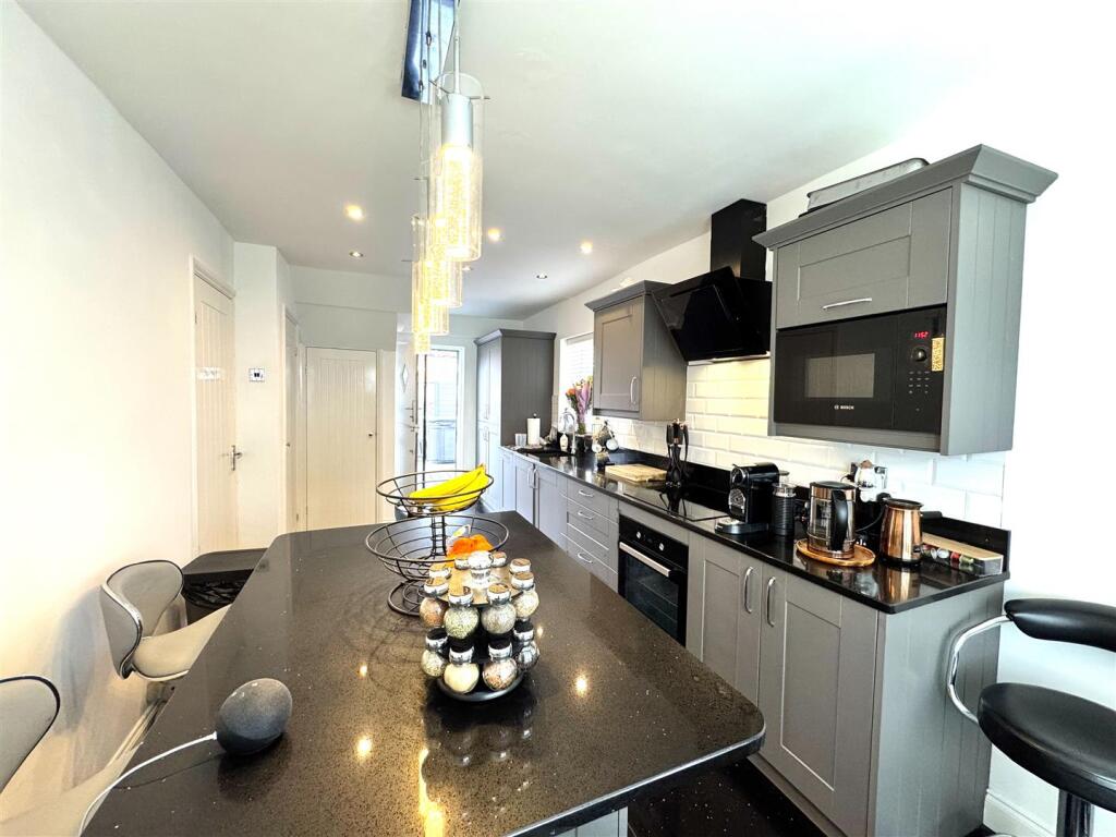 BREAKFASTING KITCHEN