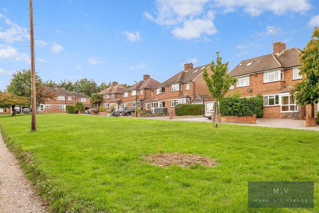 Rawlins Close 10 MV-18.jpg