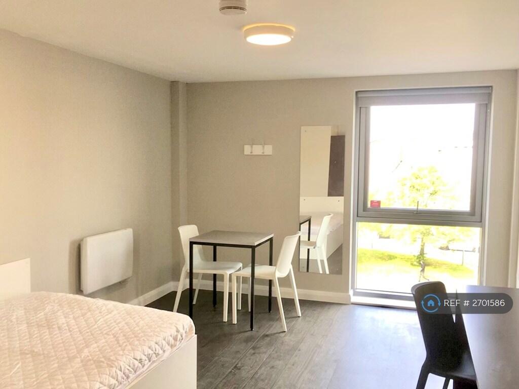 Premier Studio w Large Bed And Under-Bed Storage 