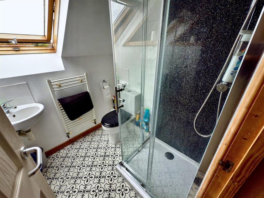 SHOWER ROOM TOP FLOOR.jpg