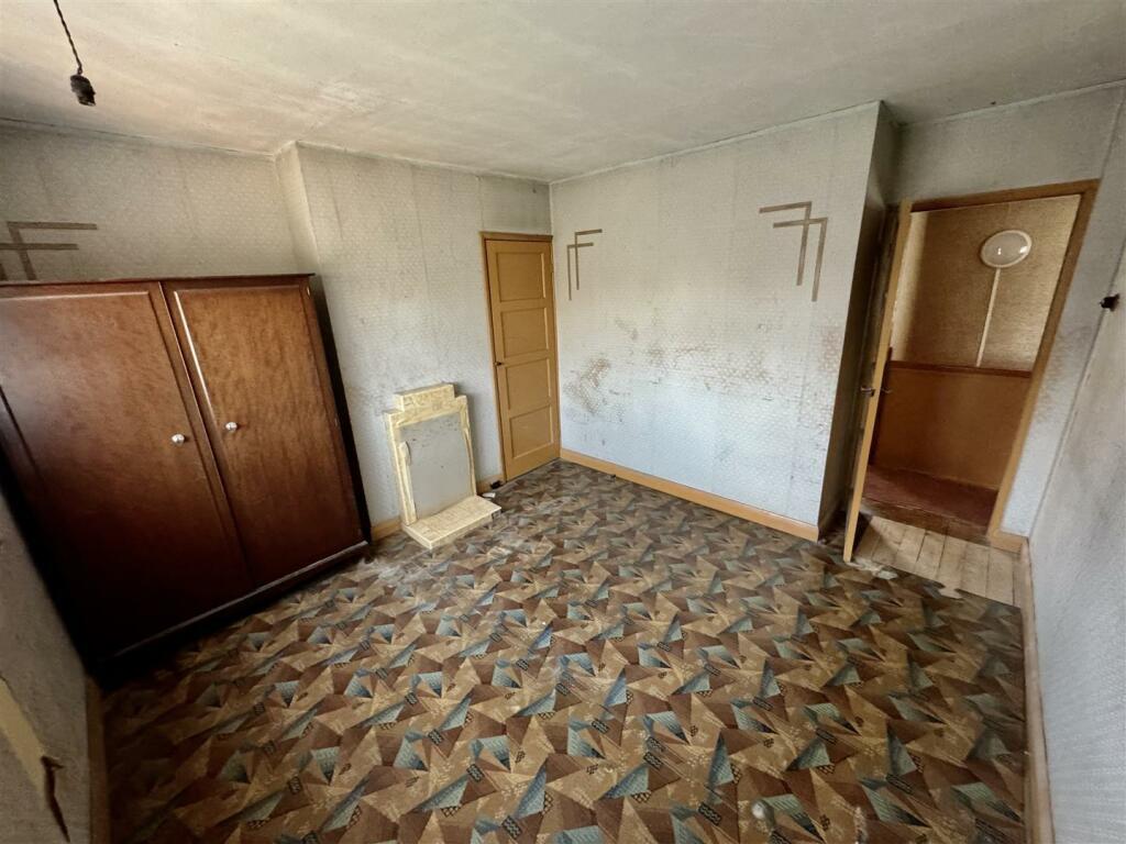 BEDROOM 2 (REAR)