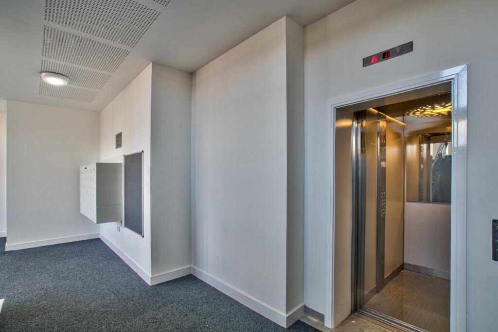 Lift to all floors 