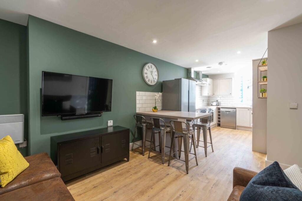 Flat 1, 125 Walter Road Living room 1