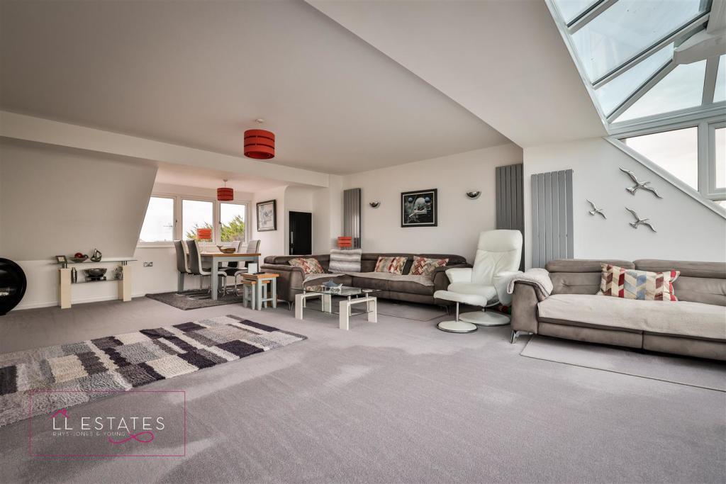 Lounge 84.jpg