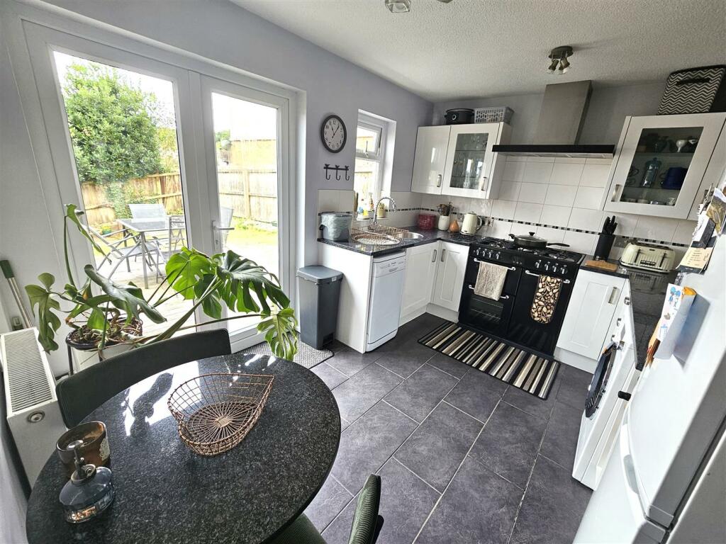 Kitchen (2).jpg