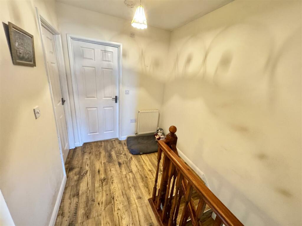 FIRST FLOOR - LARGE GALLEIRED LANDING