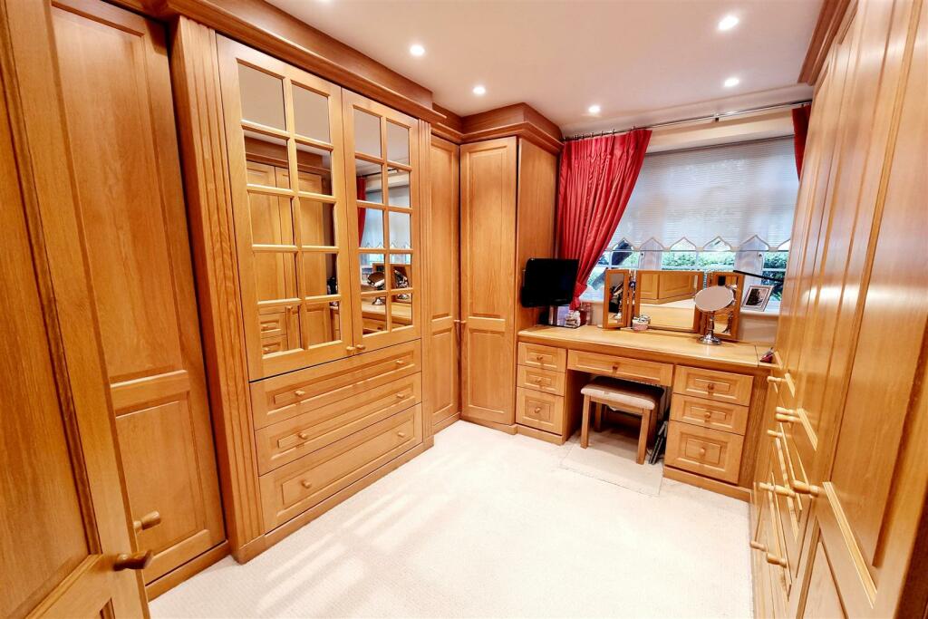 DRESSING ROOM/BEDROOM 2: