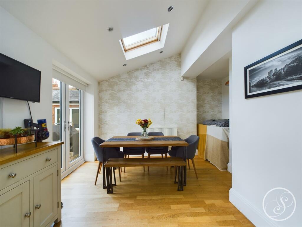 KITCHEN/DINER/FAMILY ROOM