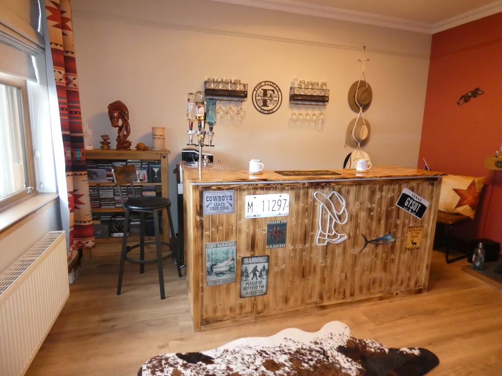 BAR / BEDROOM
