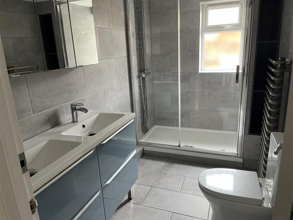 Bathroom a.JPG