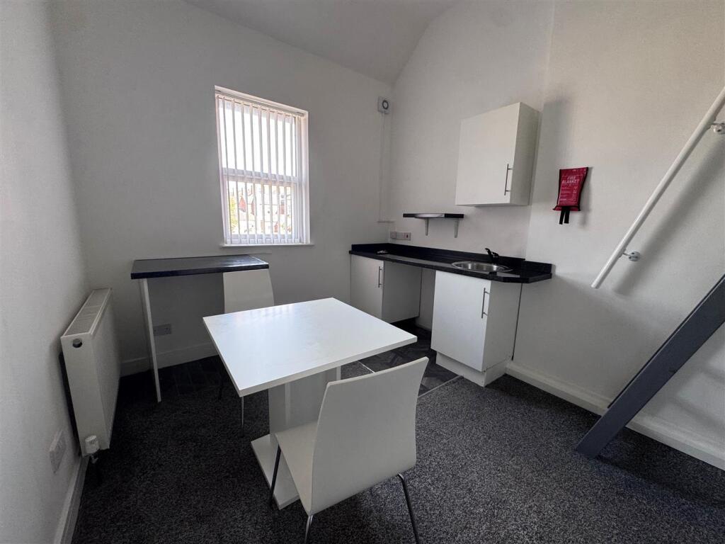 kitchen area flat 5 74 Mill St.jpg