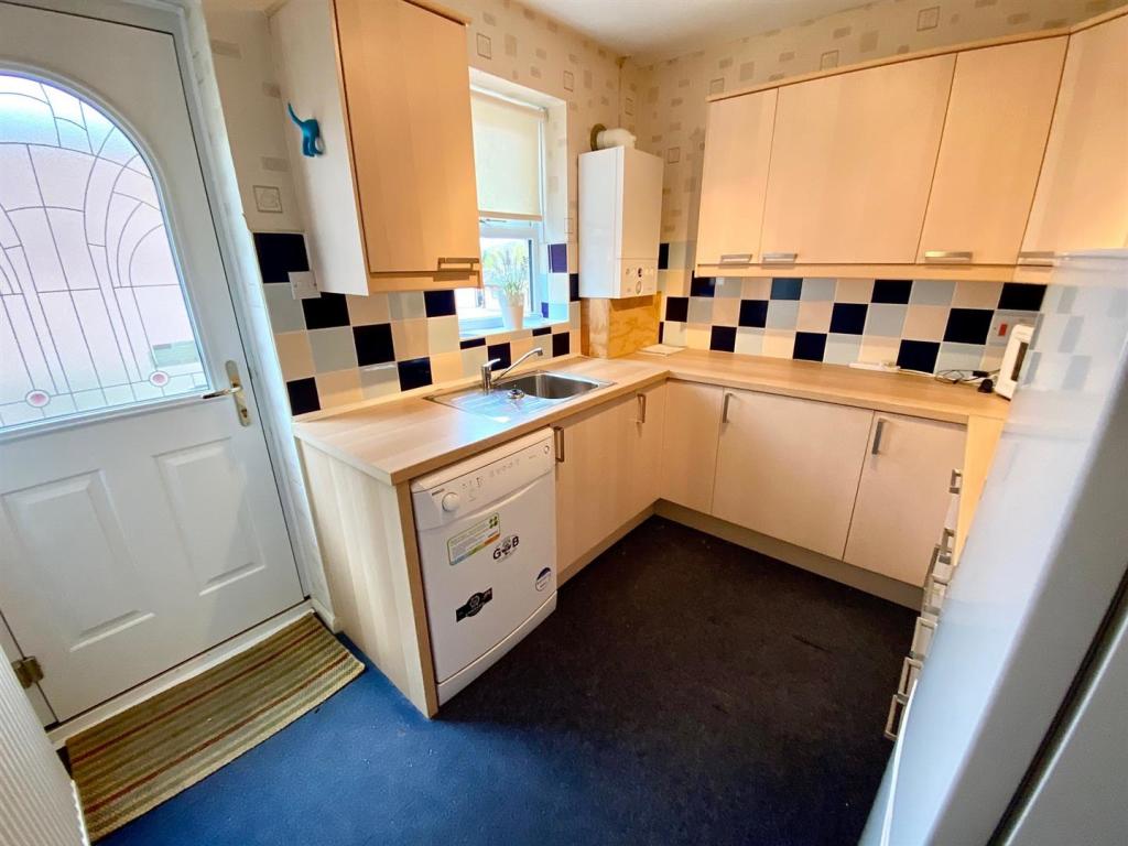 greenacres drive 32 kitchen.jpg