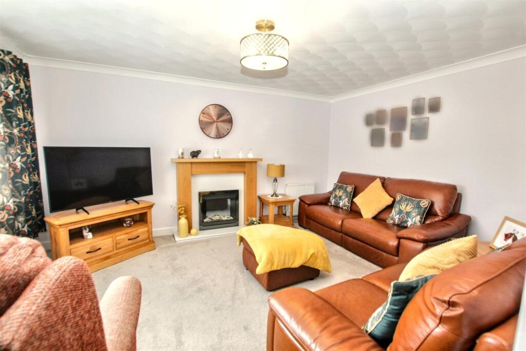 8- Lounge_blurred.jpg