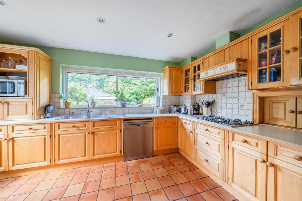 Kitchen/Breakfast Room: