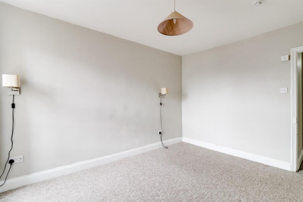 Bedroom 1 (2).jpg
