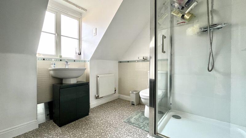 En Suite to Bedroom 1