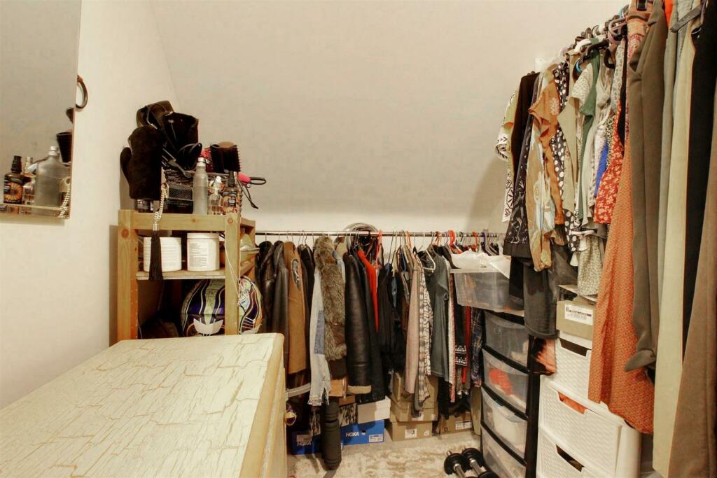 Walk-in-Wardrobe