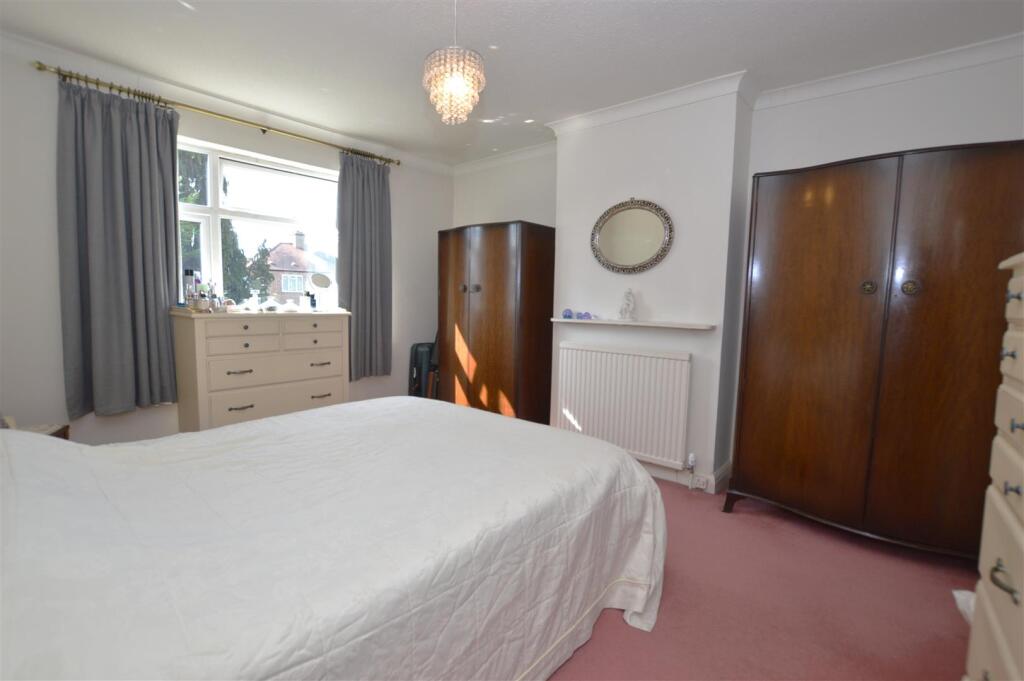 12 Alton Gardens bed2a.JPG