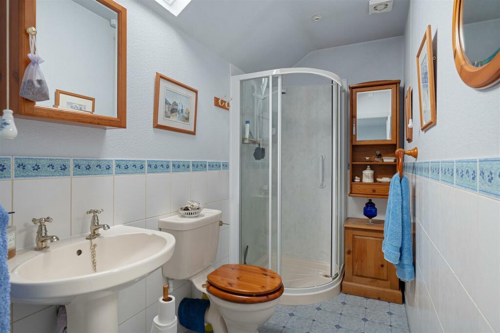EN-SUITE SHOWER ROOM
