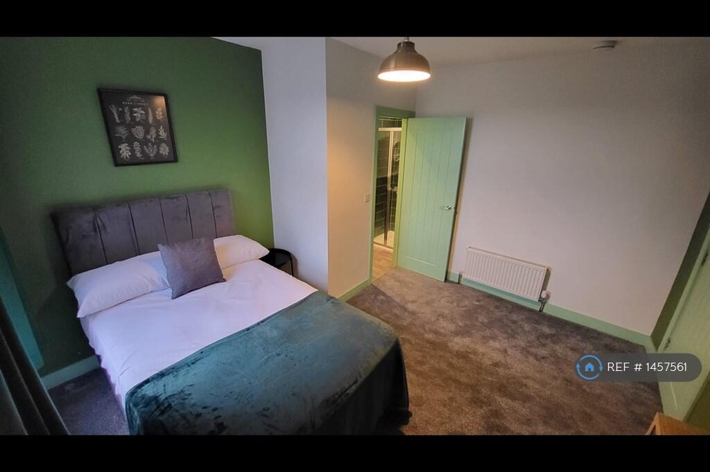 Room 4 - Available