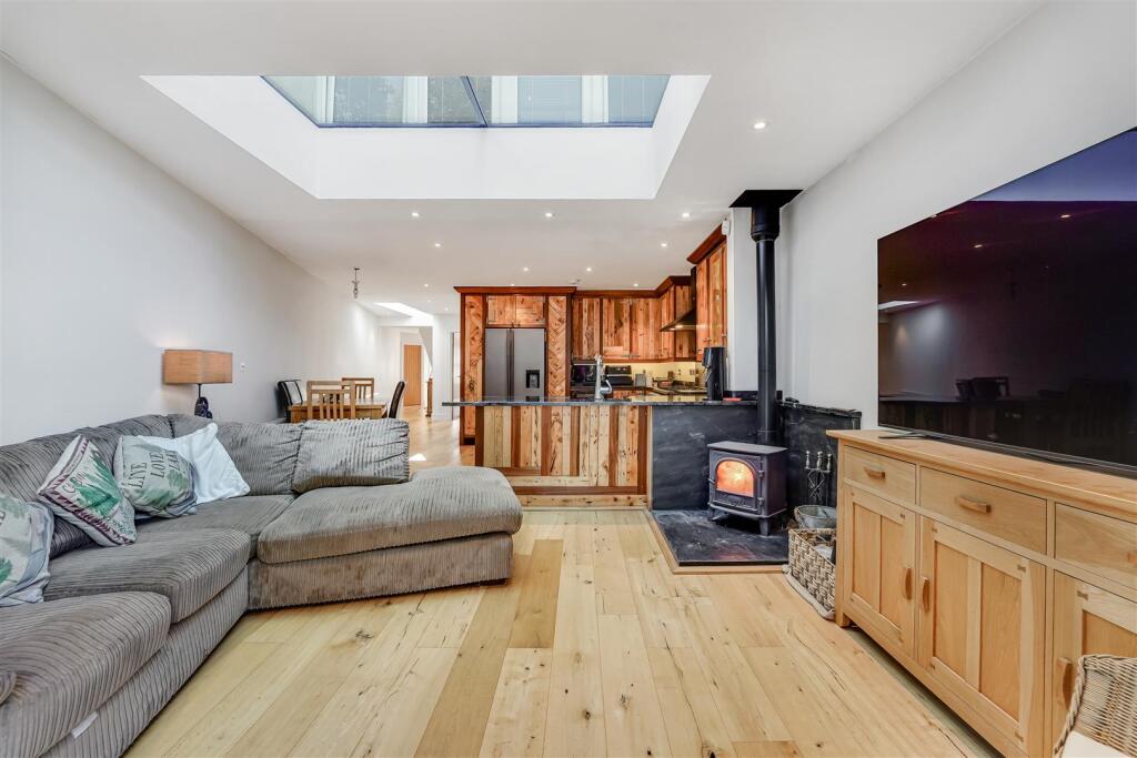 MANOR GREEN ROAD, 8a (EXTRAS)-50.jpg