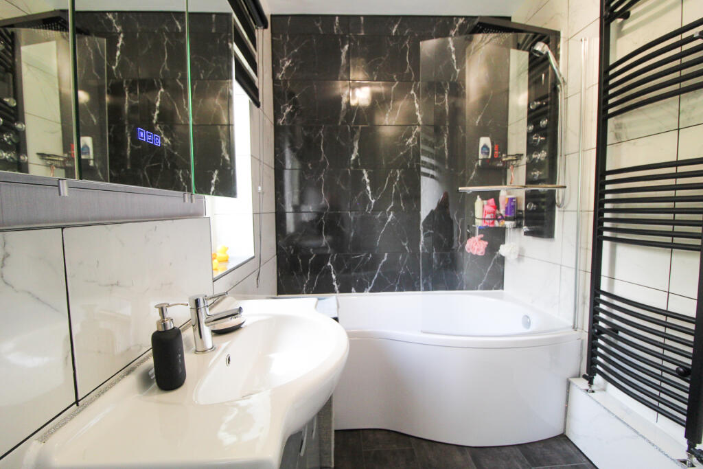 20 Thornholme BATHROOM-2.jpg