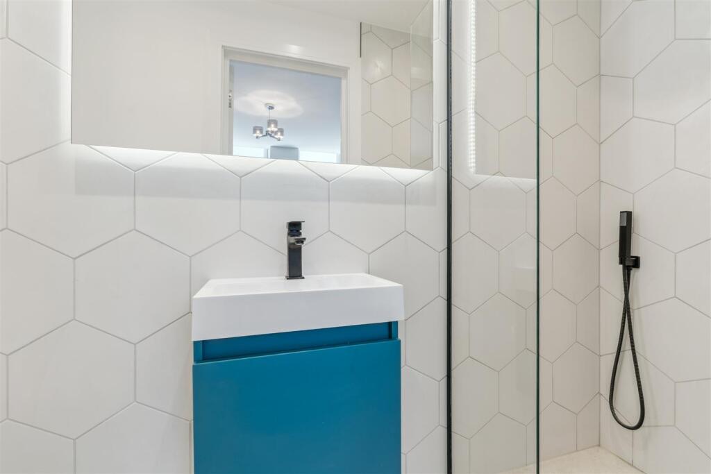 Flat 1, 52 Gilbey Road, London SW17 0QG-9.jpg