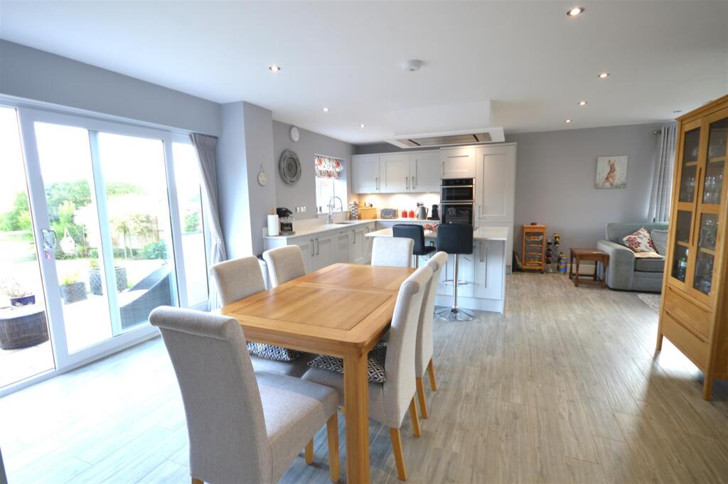 kitchen/breakfast/family room