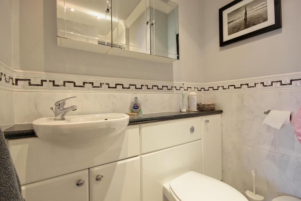 EN-SUITE SHOWER ROOM