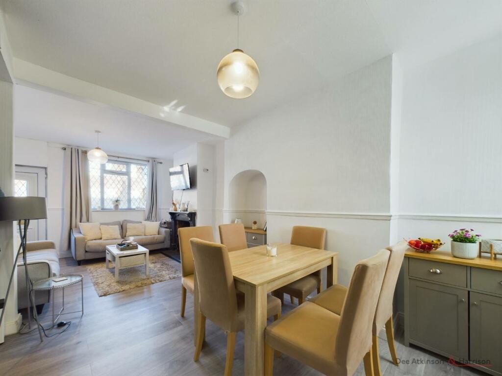 Lounge/Dining Area