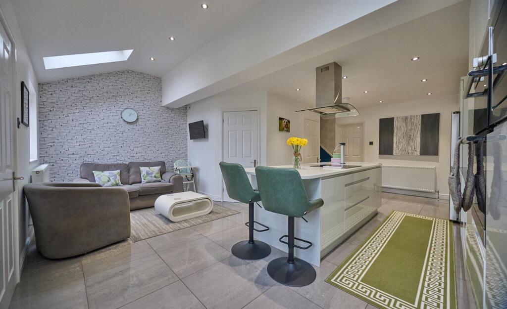 Luxury Refitted Open Plan Living/Dining Kitchen