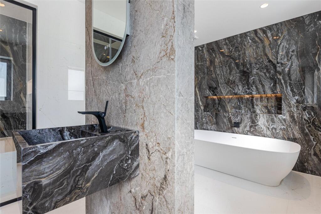 Main En-Suite