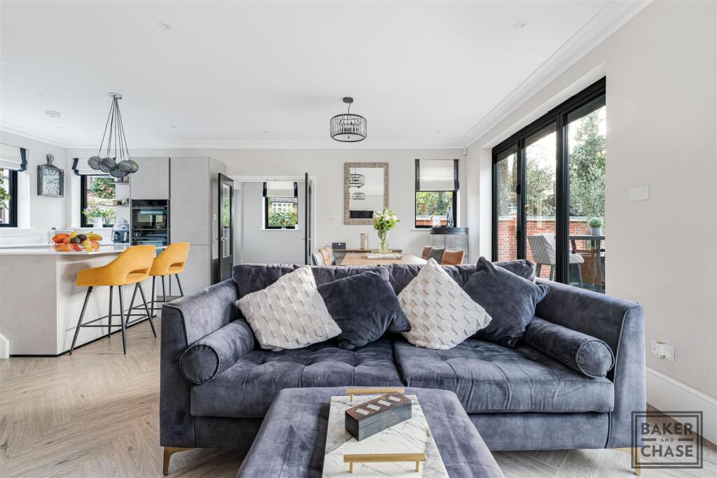 Lounge/Kitchen (Open-Plan)