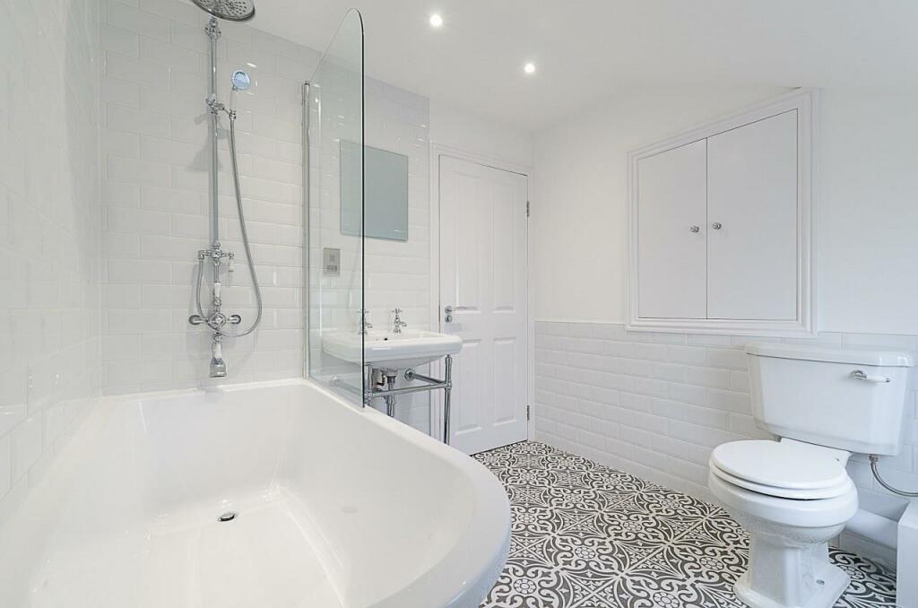 Bathroom 1 loft access.jpg