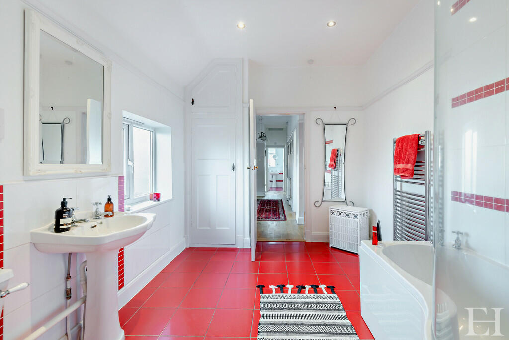 8629705-interior1...