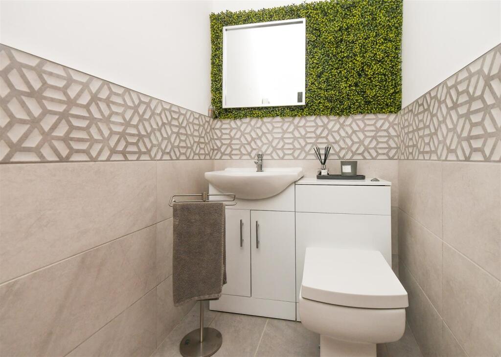 15 Midhurst  Grove - Guest Cloakroom.jpg