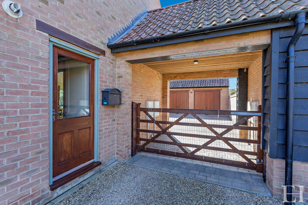 8641652-exteriorW...