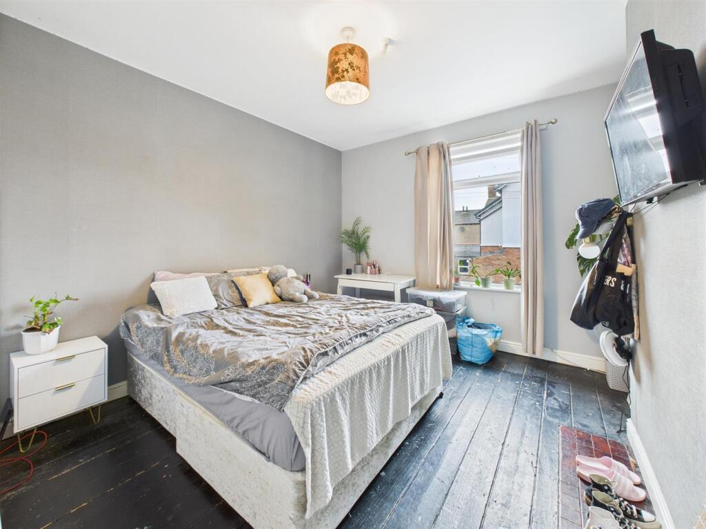 Bedroom: