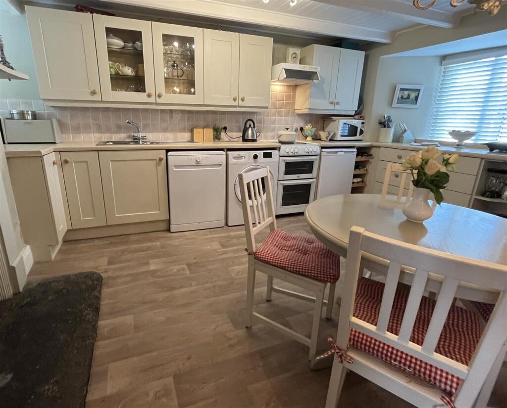 kitchen 2.JPG