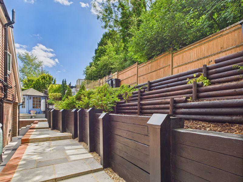 SIDE TERRACED GARDEN