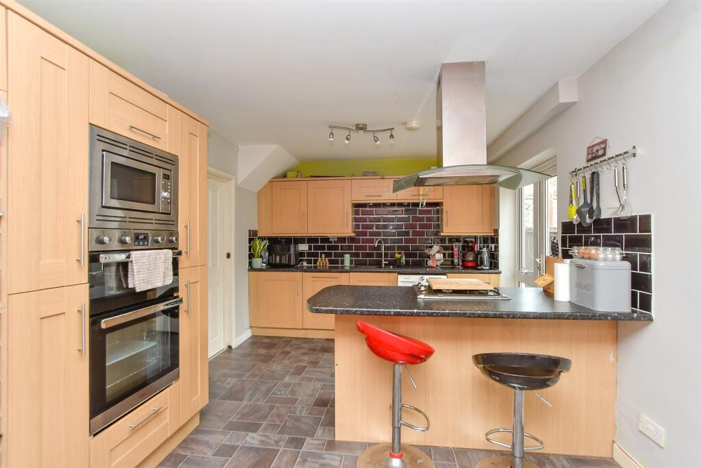 Kitchen/ Breakfast Area