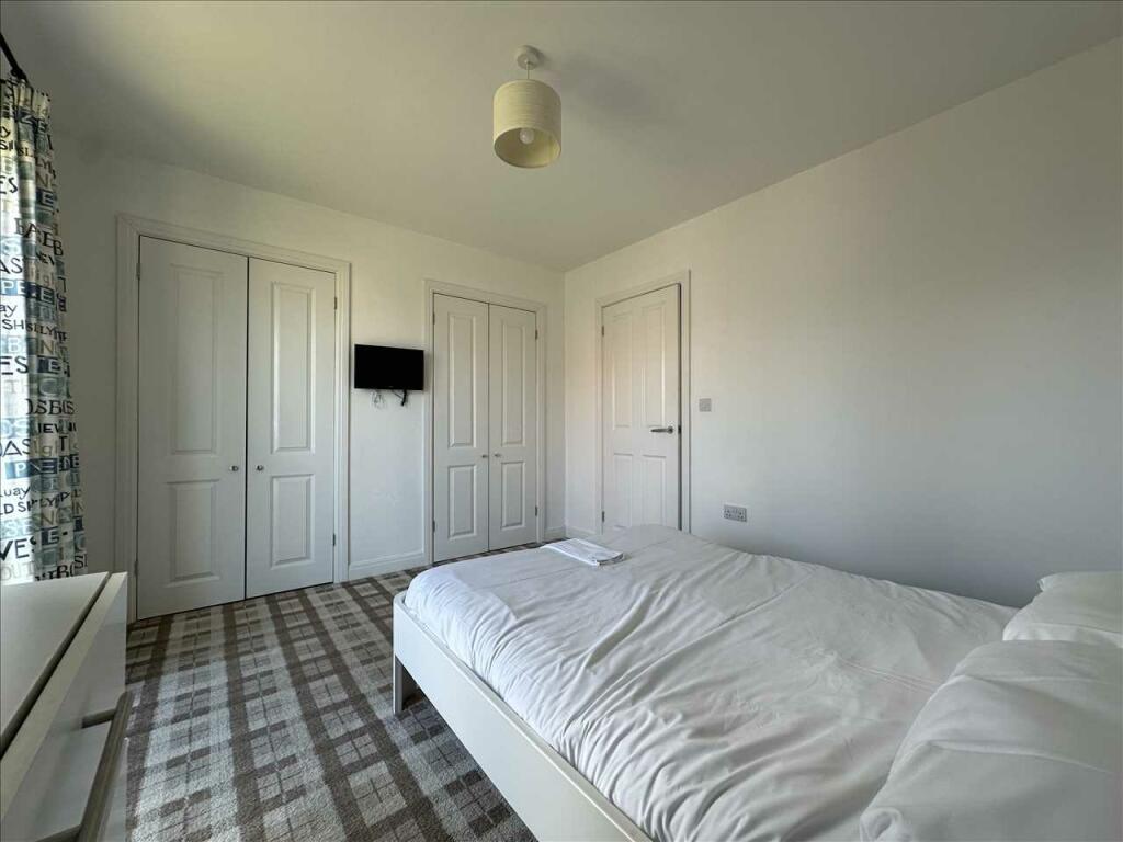 Bedroom (rear)