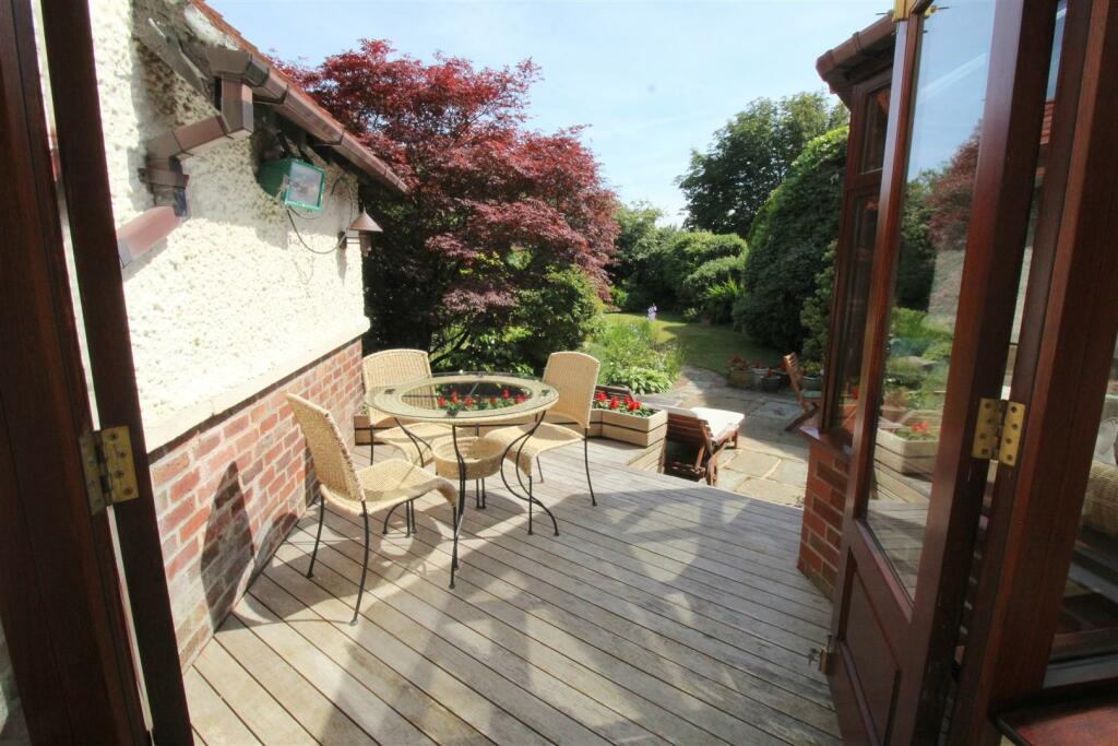 St Annes Road East, 202, decking.JPG