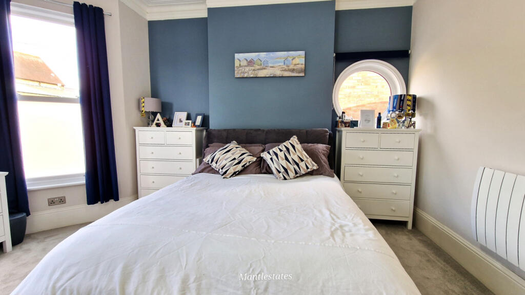 MAIN BEDROOM