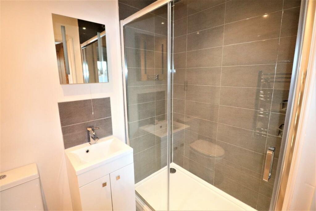 08 - Bedroom 1 Ensuite.JPG